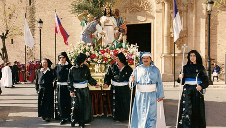 Por fin cambian el itinerario de alunas procesiones para que se recojan por el puente. Este año serán las de jueves noche y viernes mañana.